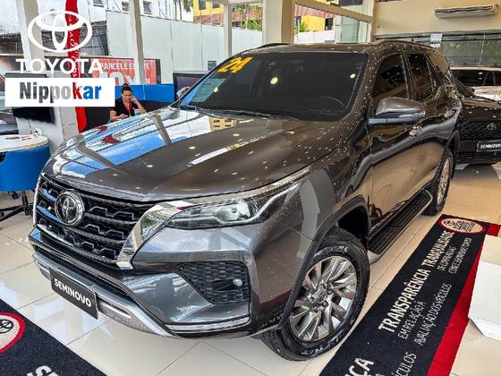 TOYOTA HILUX SW4 2.8 D-4D TURBO DIESEL SRX 7L 4X4 AUTOMÁTICO